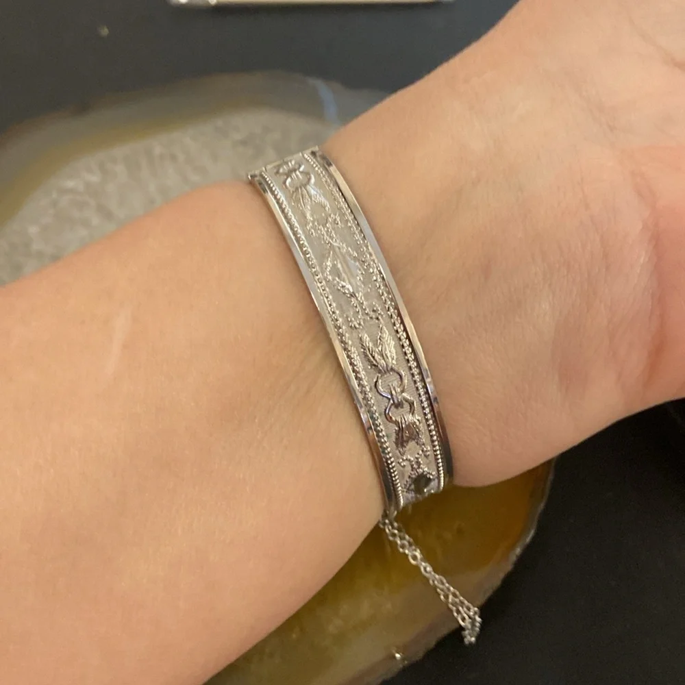 Xxsoldxx Vintage Whiting & Davis Hematite & silver clamp bracelet EUC 6.5" - Picture 2 of 11